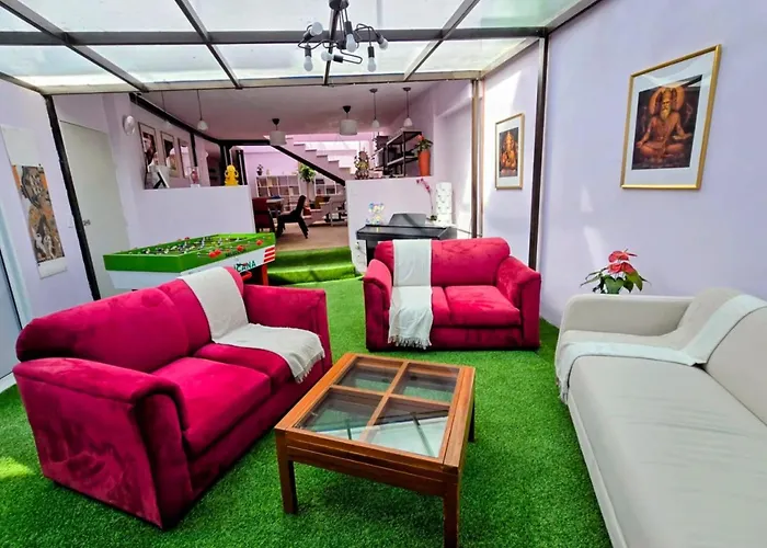 Roja Moderna Hasta 3 Huespedes Centrica, Comoda Y Con Excelente Conectividad